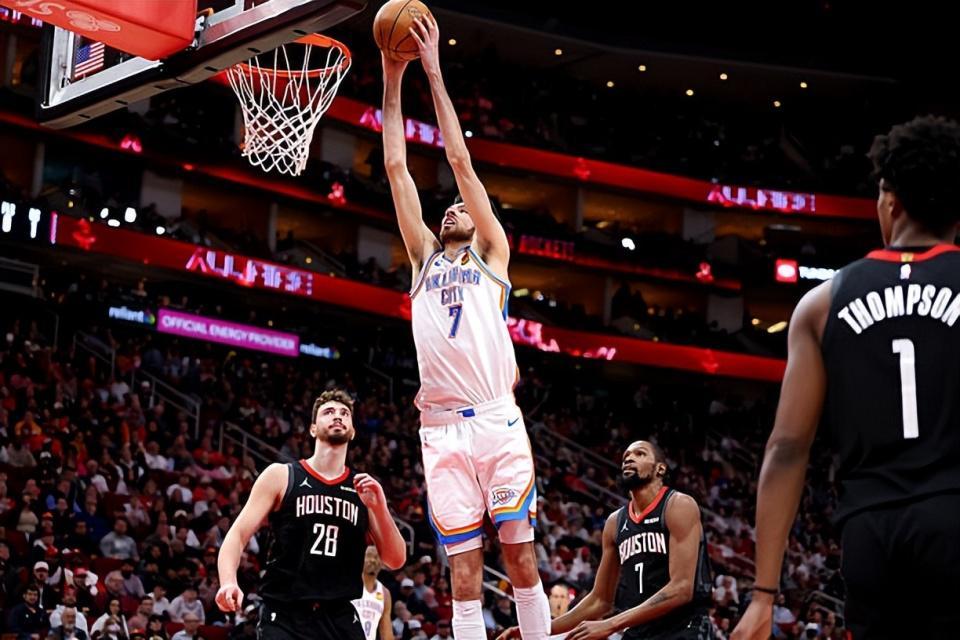 足球直播-一己之力打爆火箭内线支柱！雷霆内线新星的进步确实是非常明显？