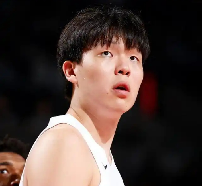 足球直播-梦幻半场！杨瀚森8中8轰17+3+2+1 弹无虚发无可阻挡